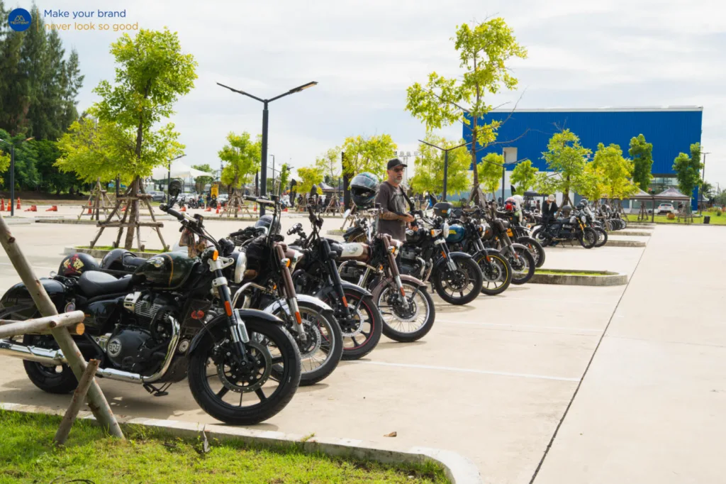 บรรยากาศงานช่วงค่ำใต้ป้าย Moto Fest