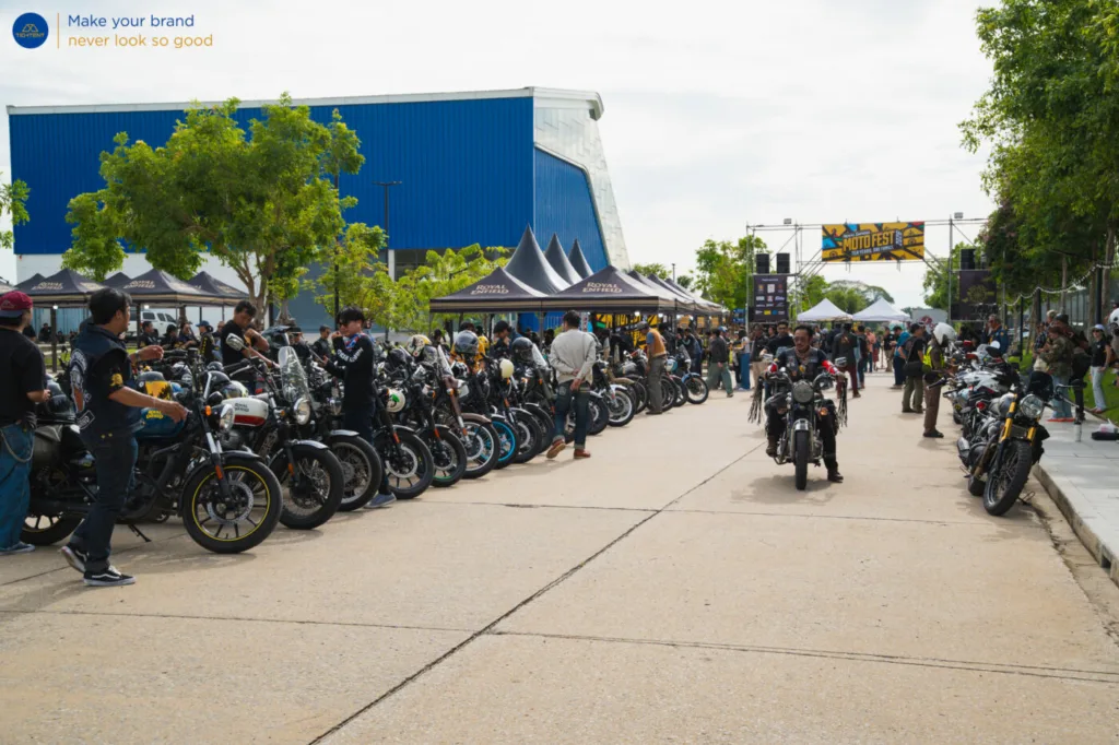 บรรยากาศงานช่วงค่ำใต้ป้าย Moto Fest