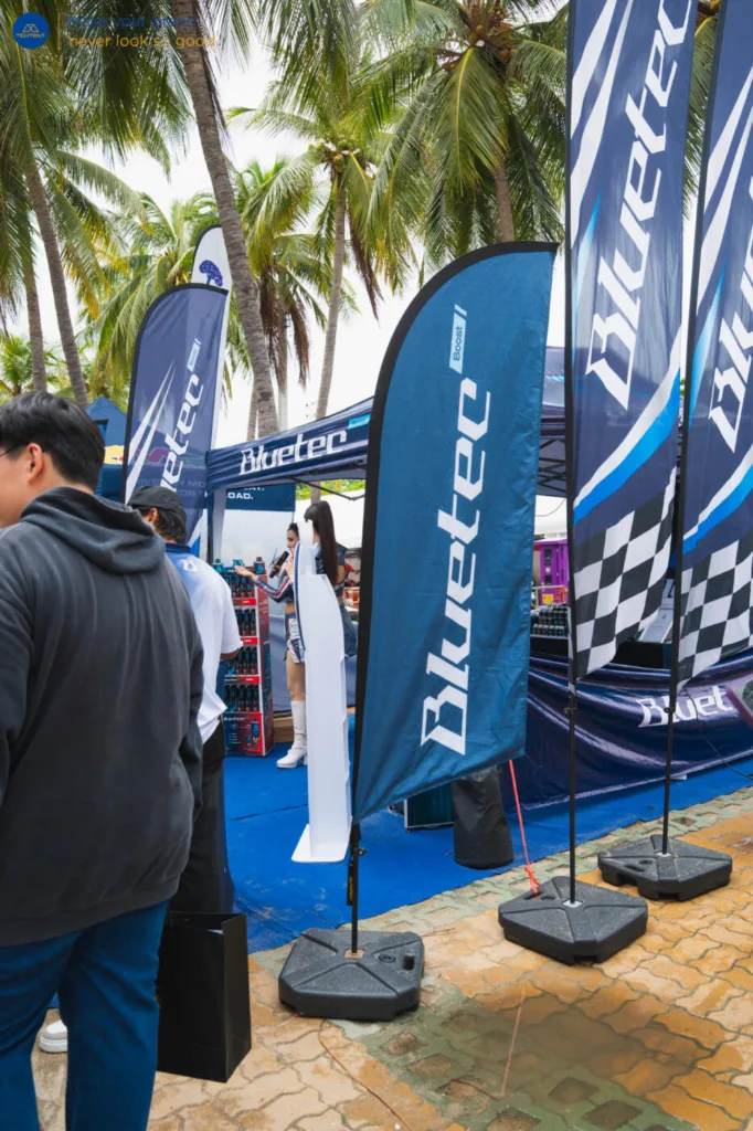 ธงชายหาด Bluetec พิมพ์ลายหลังคา พรีเซนเตอร์กำลังนำเสนอสินค้า