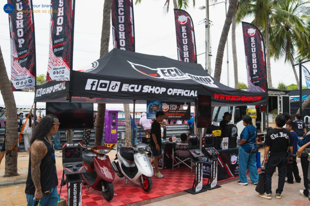 เต็นท์พับ ECU Shop พร้อมผ้าคลุมโต๊ะพิมพ์โลโก้และธงปีกนก