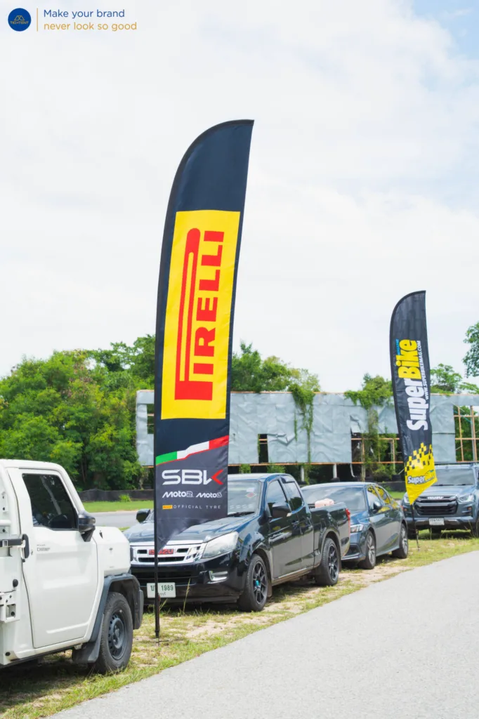 ธงปีกนก SuperBike และ Pirelli เรียงตามแนวรั้วสนาม