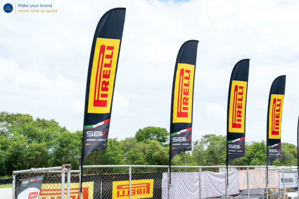 ธงปีกนก Pirelli เรียงสองข้างถนนทางเข้า