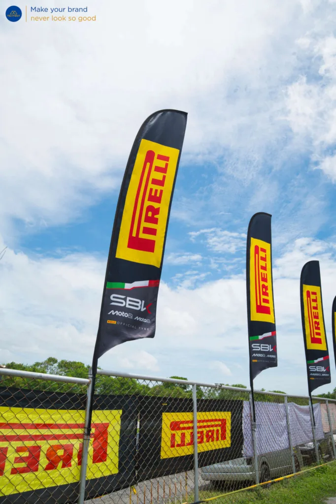 ธงปีกนก Pirelli เรียงสองข้างถนนทางเข้า