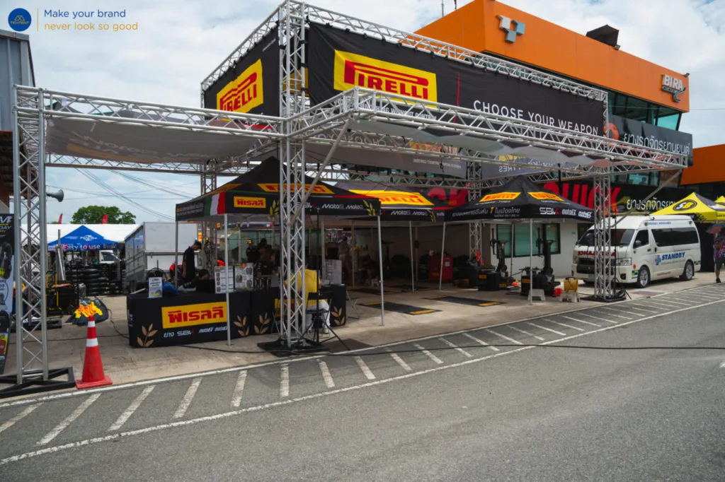 เต็นท์พับ Pirelli พร้อมโต๊ะหุ้มผ้าพิมพ์โลโก้และป้ายแผนผังงาน