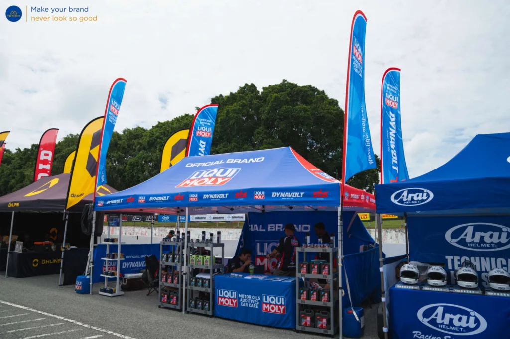 เต็นท์พับ Liqui Moly พร้อมผ้าคลุมโต๊ะและธงปีกนก