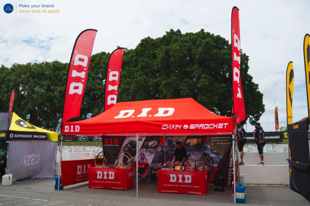 เต็นท์พับสีแดง D.I.D พร้อมผ้าคลุมโต๊ะพิมพ์โลโก้และธงปีกนก