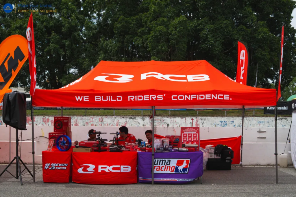 เต็นท์พับ RCB พร้อมผ้าคลุมโต๊ะพิมพ์โลโก้ RCB และ Uma Racing