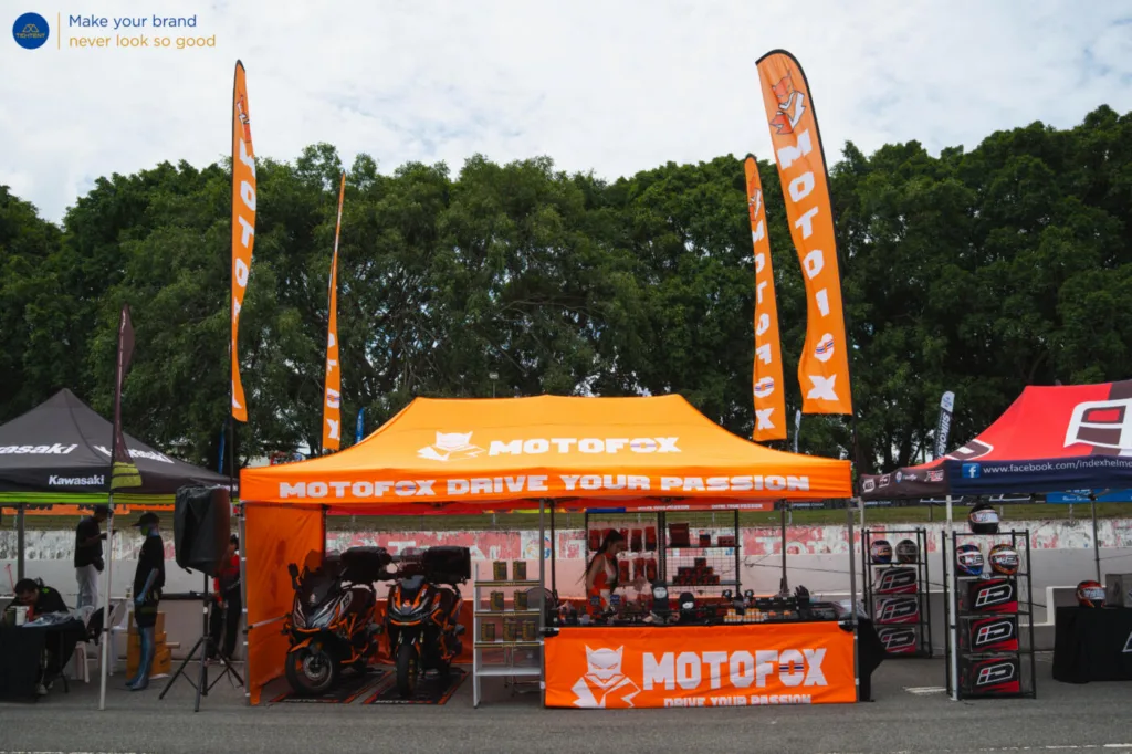 เต็นท์พับสีส้ม Motofox พร้อมผ้าคลุมโต๊ะพิมพ์ลายและธงปีกนก