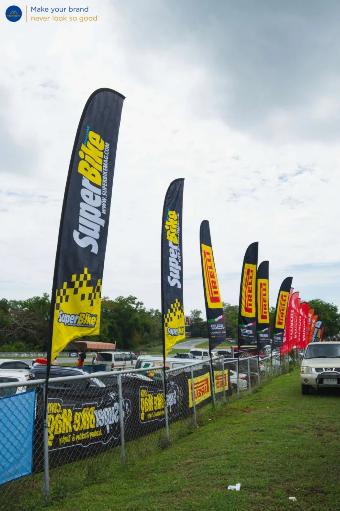 ธงปีกนก SuperBike และ Pirelli เรียงตามแนวรั้วสนาม