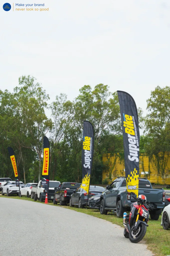 ธงปีกนก SuperBike และ Pirelli เรียงตามแนวรั้วสนาม