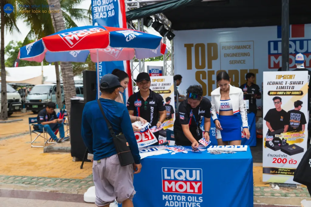 ผ้าคลุมโต๊ะพิมพ์โลโก้ Liqui Moly และร่มสนาม ทีมงานแจกของให้ผู้ชม