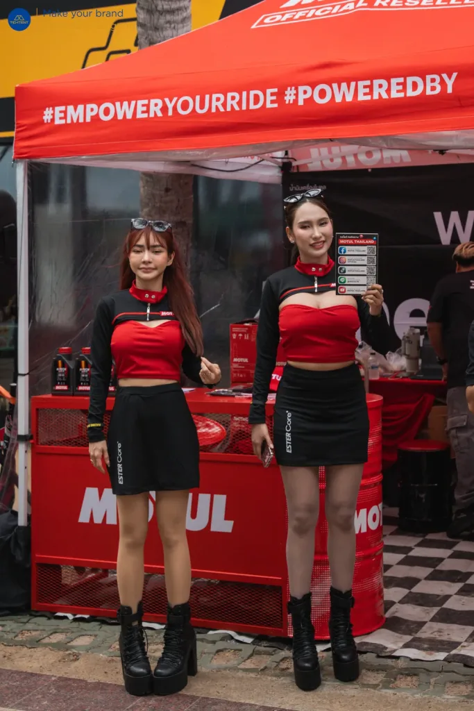 เคาน์เตอร์พิมพ์โลโก้ Motul ใต้เต็นท์พับสีแดง พร้อมพรีเซนเตอร์
