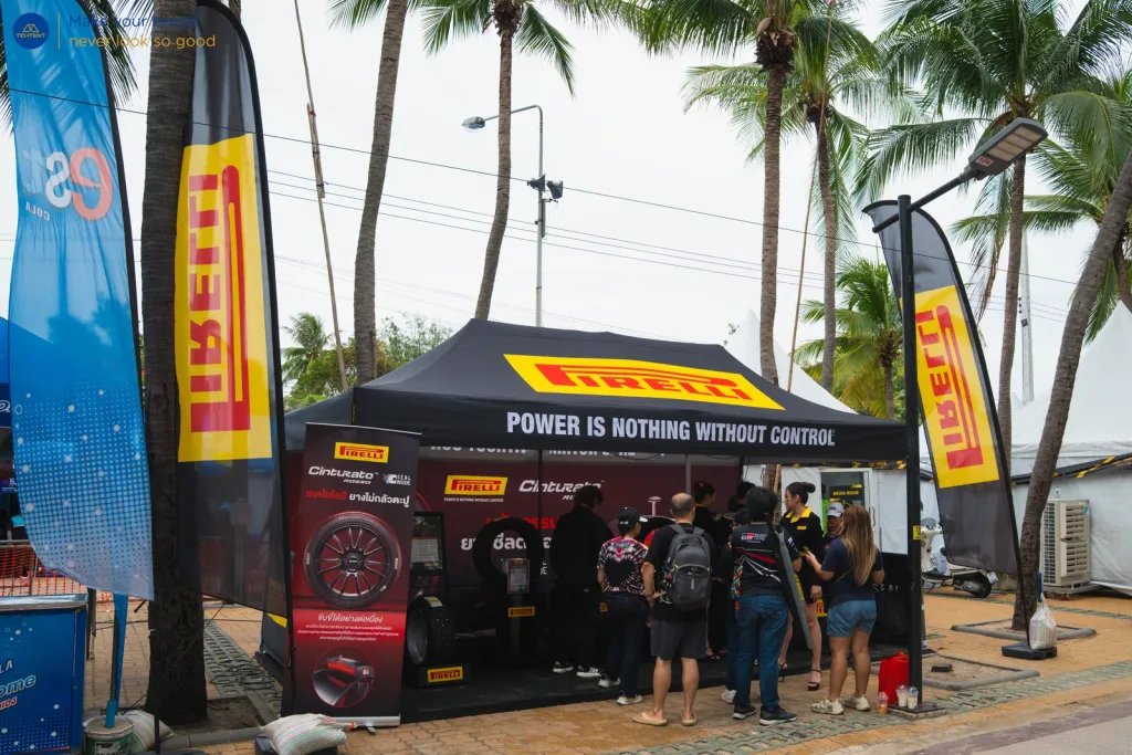 เต็นท์พับ Pirelli พร้อมธงปีกนก ผู้ชมต่อแถวที่บูธ