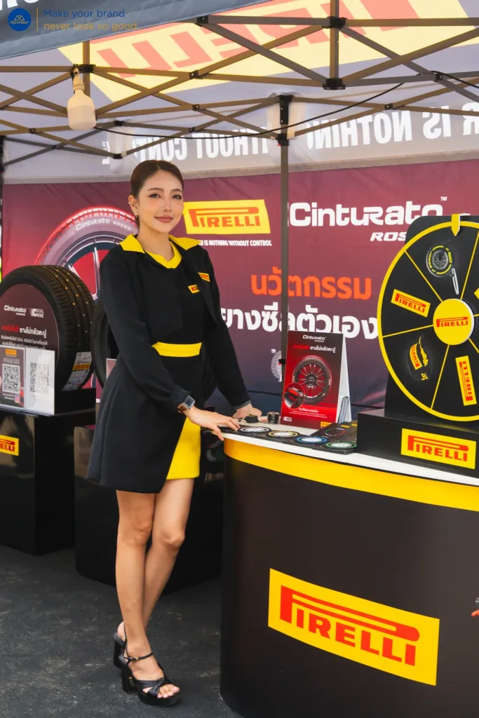 เคาน์เตอร์พิมพ์โลโก้ Pirelli ใต้เต็นท์พับ