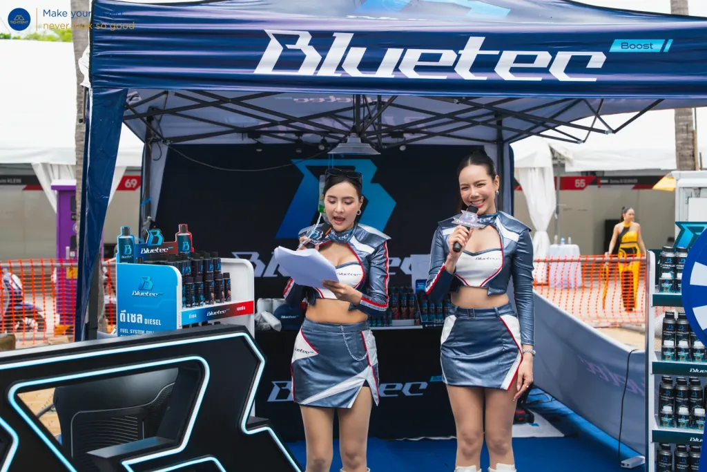 เต็นท์พับ Bluetec พิมพ์ลายหลังคา พรีเซนเตอร์กำลังนำเสนอสินค้า