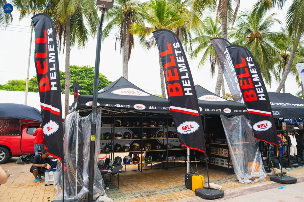 เต็นท์พับสีดำ Bell Helmets เรียงแถว พร้อมธงปีกนก