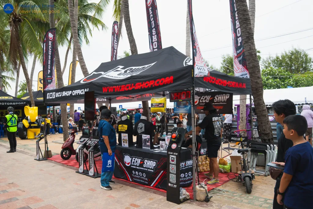 เต็นท์พับ ECU Shop พร้อมผ้าคลุมโต๊ะพิมพ์โลโก้และธงปีกนก