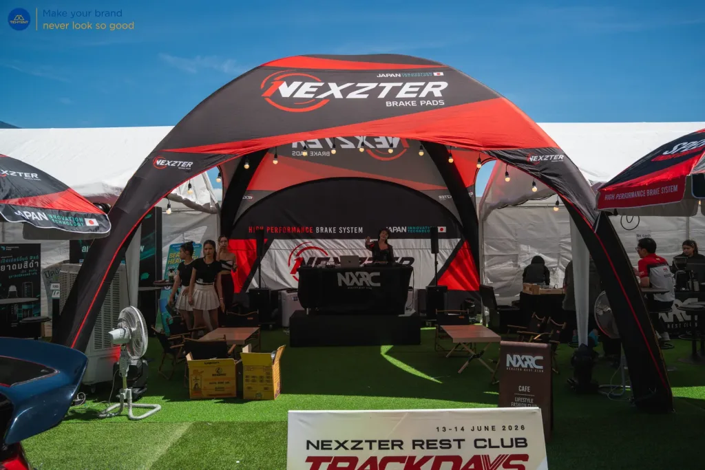 เต็นท์โดมเป่าลม Nexzter เป็นโซนรับรอง พร้อมโต๊ะหุ้มผ้าพิมพ์โลโก้ NXRC
