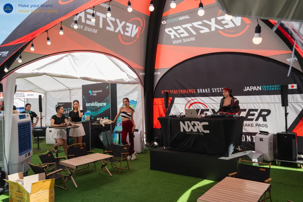 ภายในเต็นท์โดมเป่าลม Nexzter มุมดีเจและพื้นที่นั่งพัก
