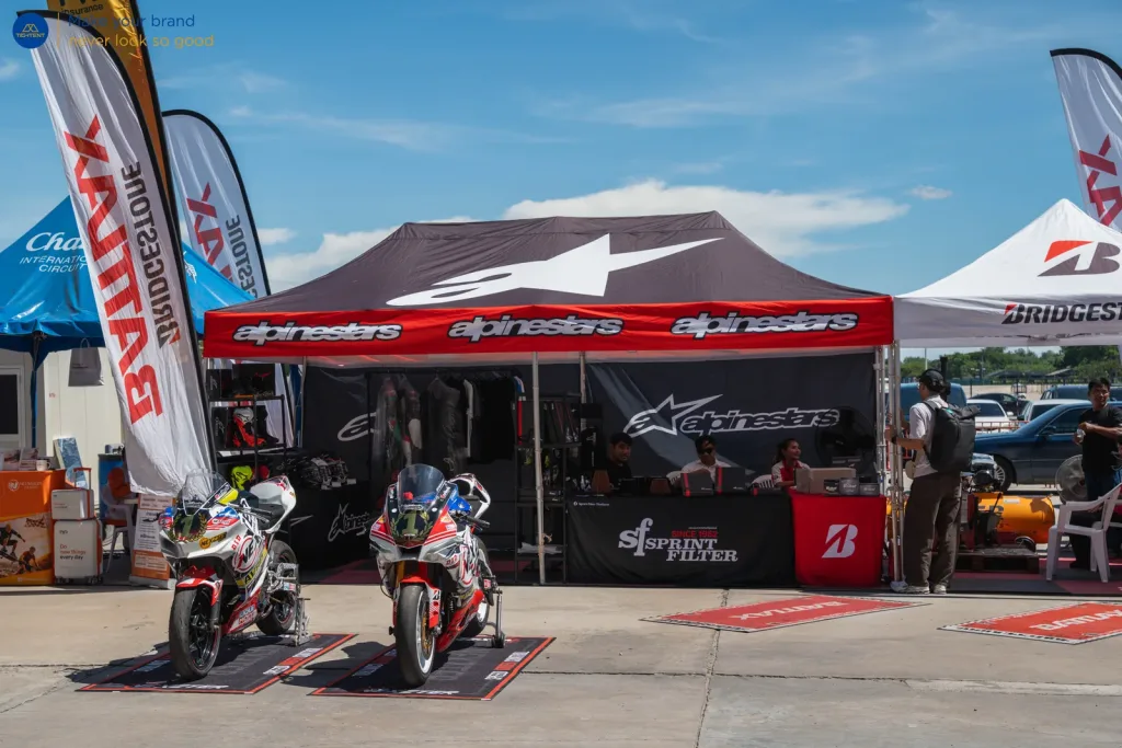 เต็นท์พับ Alpinestars พร้อมผ้าคลุมโต๊ะพิมพ์โลโก้และธงปีกนก