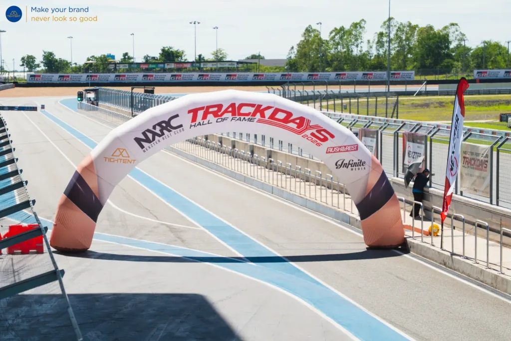 ซุ้มประตูเป่าลม NXRC Trackdays คร่อมพิทเลน