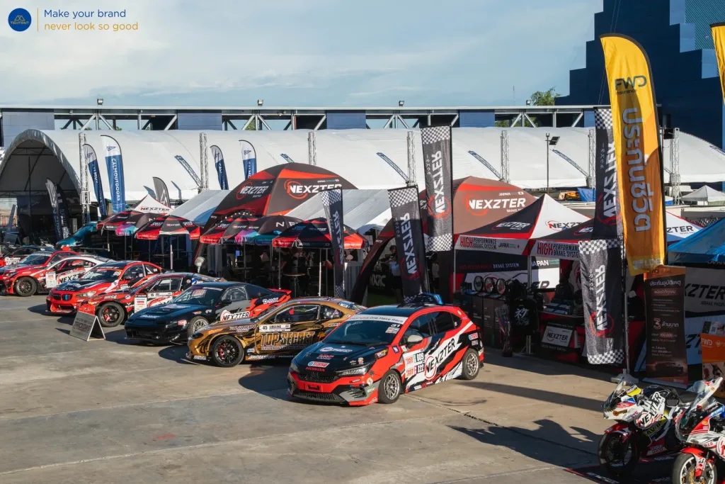 แถวเต็นท์พับและเต็นท์โดม Nexzter หลังรถแข่งในแพดด็อก