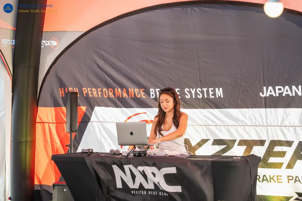 โต๊ะดีเจหุ้มผ้าพิมพ์โลโก้ NXRC ภายในเต็นท์โดมเป่าลม