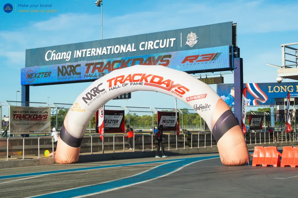 ซุ้มประตูเป่าลม NXRC Trackdays หน้าป้ายสนามช้าง อินเตอร์เนชั่นแนล เซอร์กิต