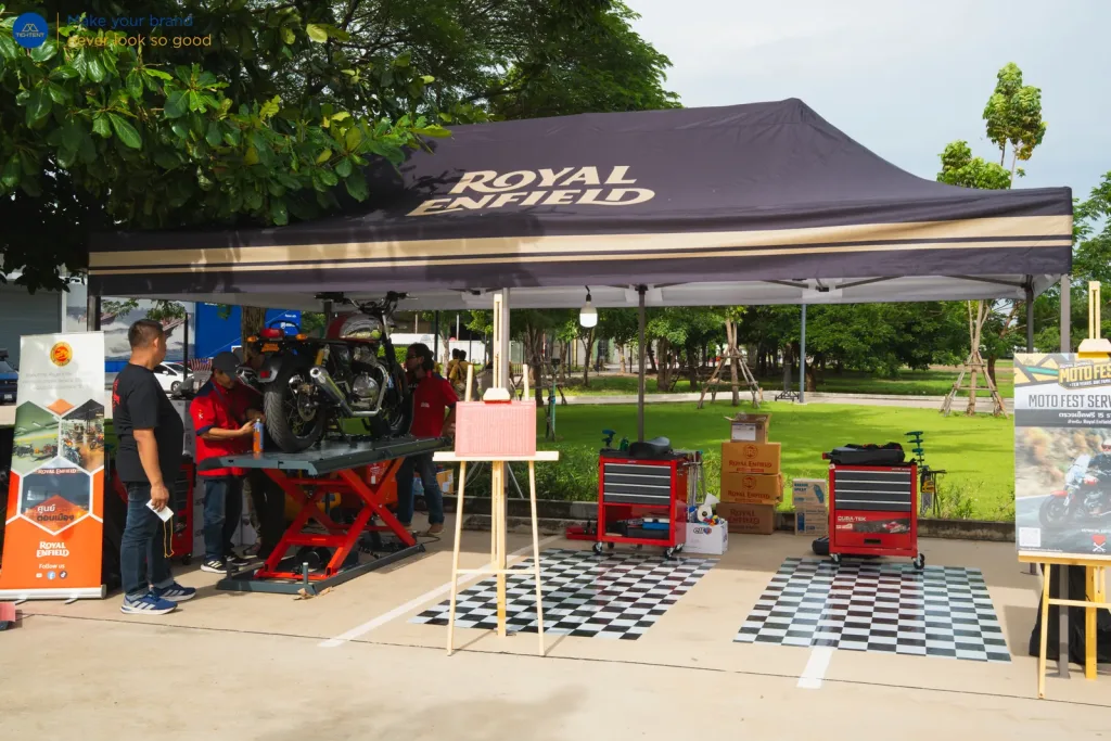 เต็นท์พับ Royal Enfield พิมพ์ลายหลังคา ใช้เป็นจุดบริการรถ