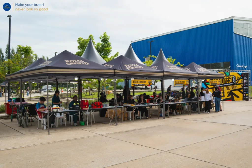 เต็นท์พับ Royal Enfield หลายหลังต่อกันเป็นจุดลงทะเบียน