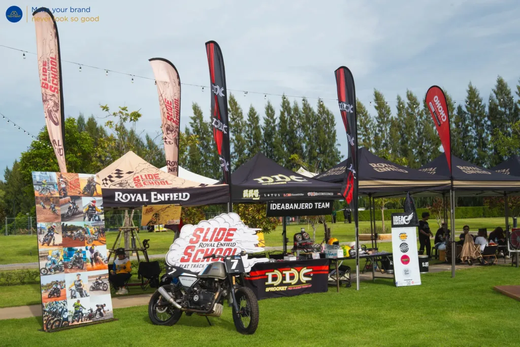 เต็นท์พับพิมพ์ลาย ธงปีกนก และผ้าคลุมโต๊ะพิมพ์โลโก้ DDC ในโซนบูธ