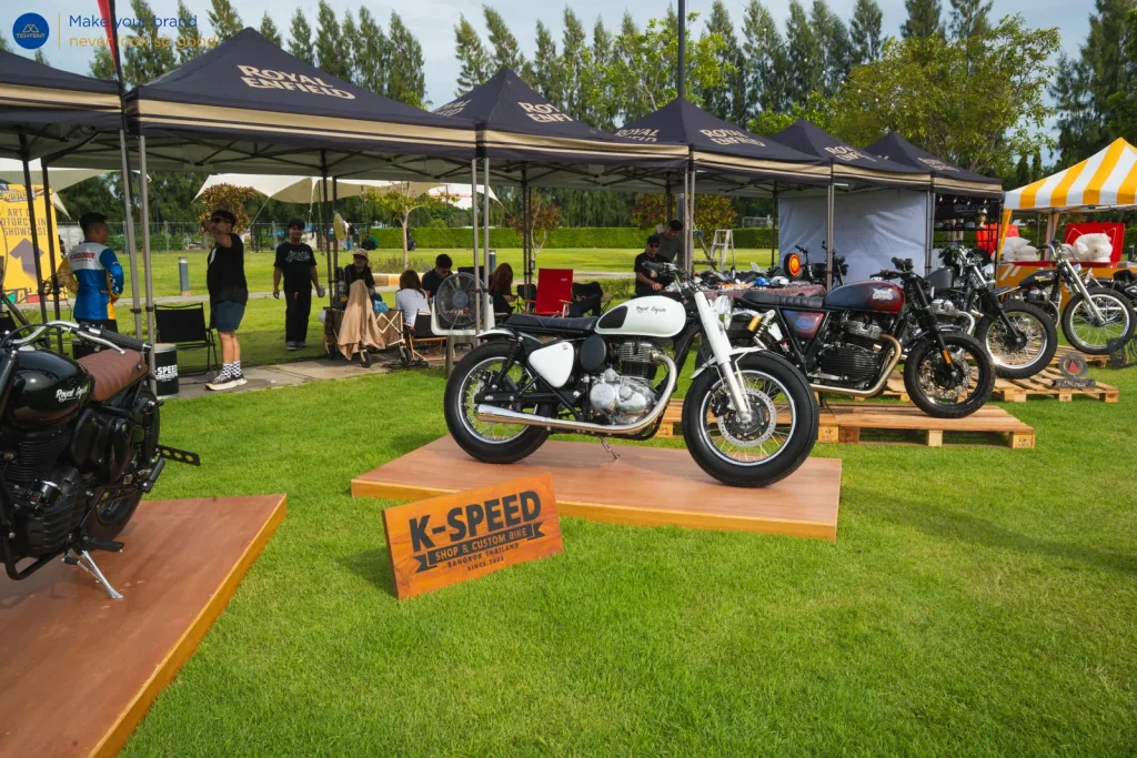 เต็นท์พับ Royal Enfield เรียงเป็นแถวบนสนามหญ้า กับรถคัสตอมบนแท่นโชว์