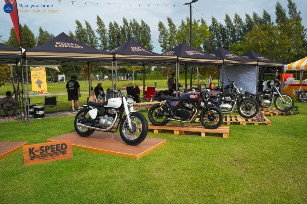 แถวเต็นท์พับ Royal Enfield หน้าโซนจัดแสดงรถคัสตอม