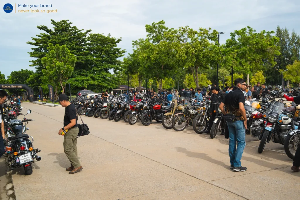 ลานจอดรถของผู้ร่วมงาน ด้านหลังคือซุ้มประตูเป่าลม Royal Enfield