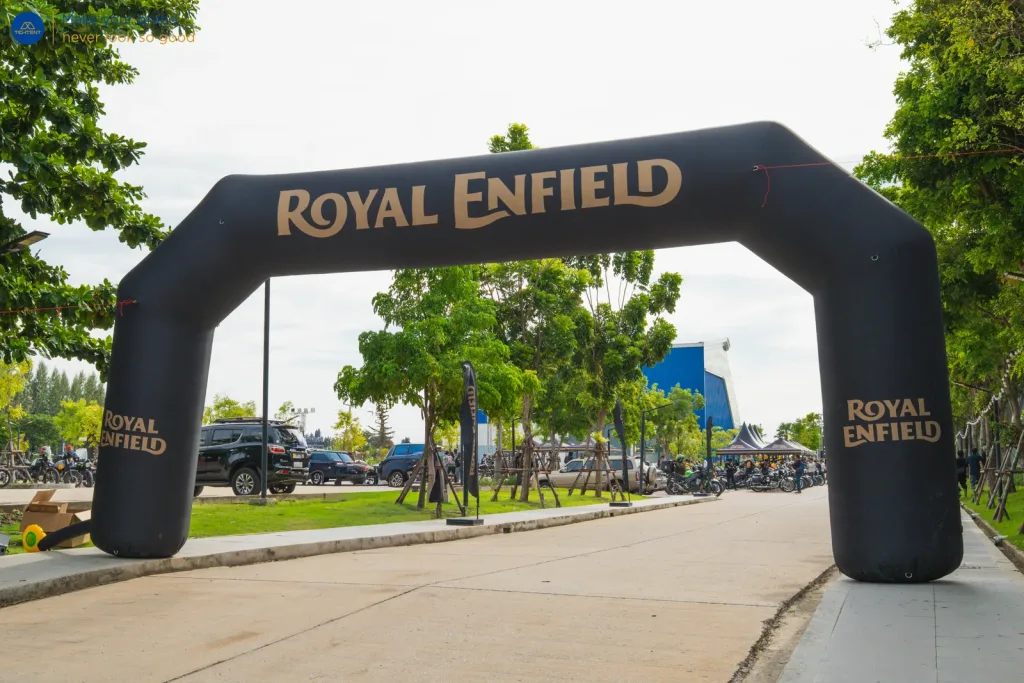 ซุ้มประตูเป่าลมสีดำ พิมพ์โลโก้ Royal Enfield สีทอง ที่ทางเข้างาน