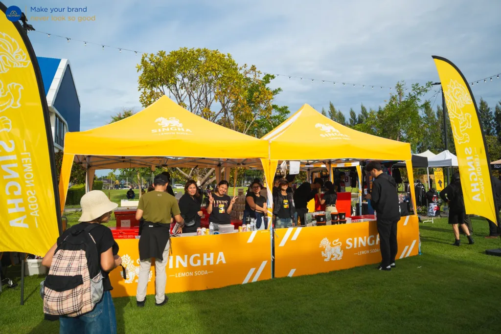 บูธเต็นท์พับ Singha สองหลังต่อกัน ขณะให้บริการผู้ร่วมงาน
