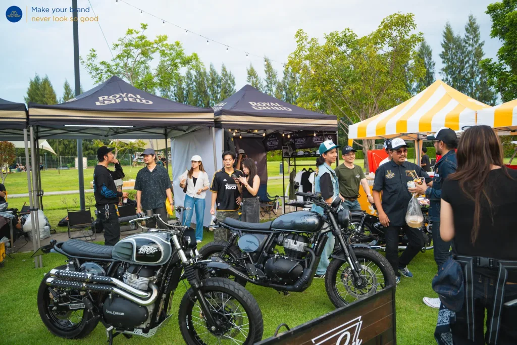 ผู้ร่วมงานรอบเต็นท์พับ Royal Enfield และรถคัสตอม