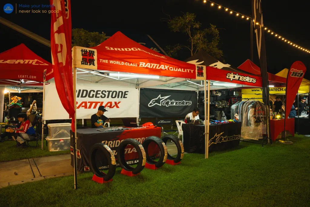 เต็นท์พับ Bridgestone Battlax และ Alpinestars เปิดไฟใช้งานช่วงกลางคืน
