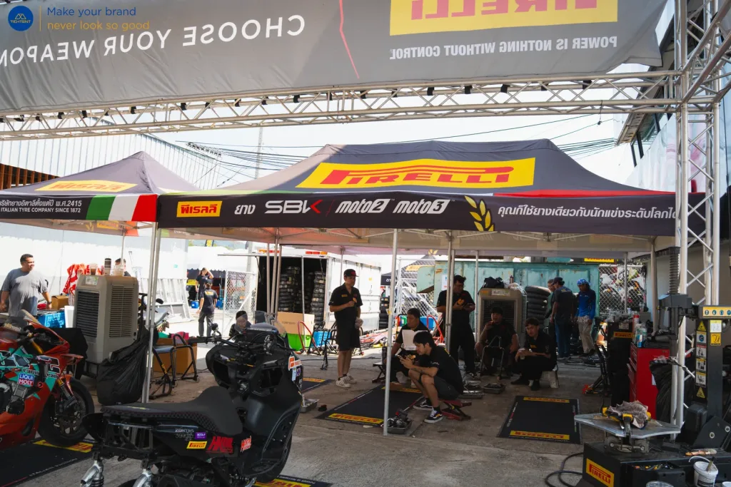 เต็นท์พับ Pirelli พิมพ์ลายหลังคาและระบาย เป็นจุดบริการยางในแพดด็อก