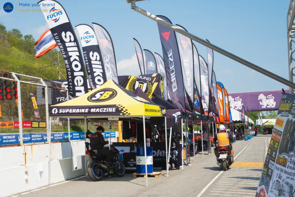 เต็นท์พับ Superbike Magazine และธงปีกนกเรียงริมพิทเลน