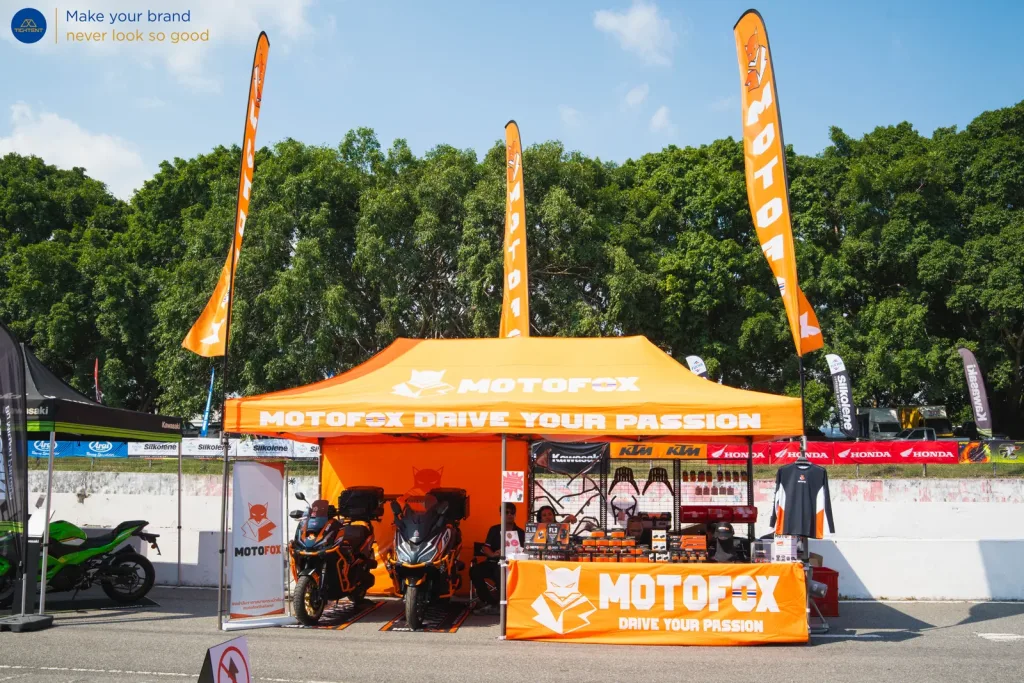เต็นท์พับ Motofox พร้อมผ้าคลุมโต๊ะพิมพ์ลายและธงปีกนก