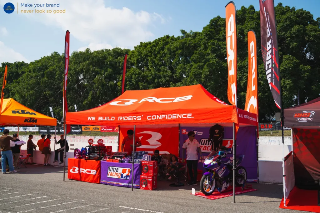เต็นท์พับ RCB พร้อมผ้าคลุมโต๊ะพิมพ์โลโก้ RCB และ Uma Racing