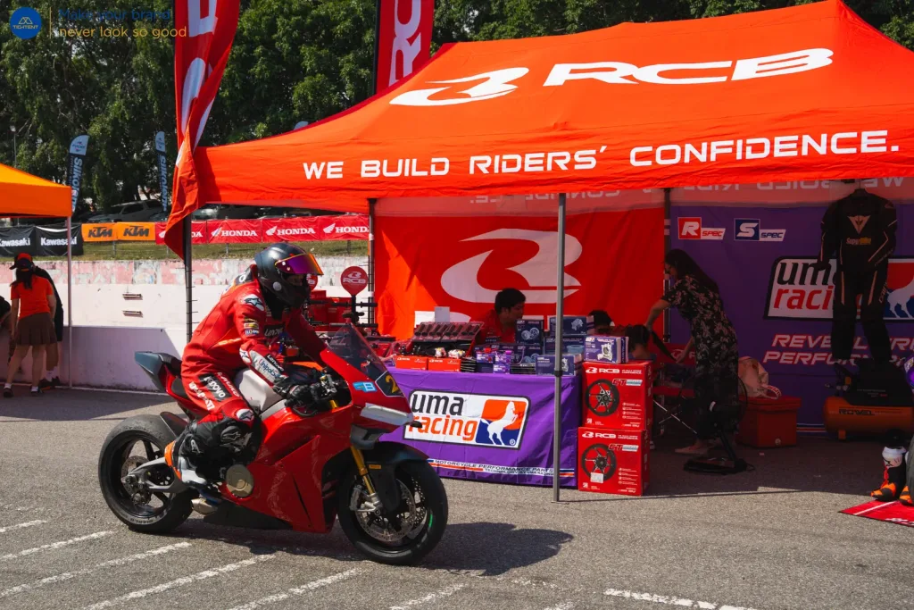 ผู้ขับขี่ผ่านหน้าเต็นท์พับ RCB