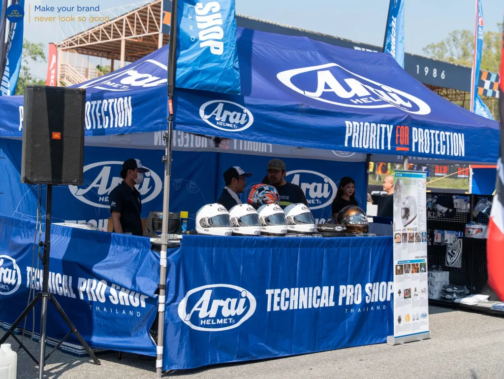เต็นท์พับ Arai พร้อมผ้าคลุมโต๊ะพิมพ์โลโก้ จัดแสดงหมวกกันน็อก