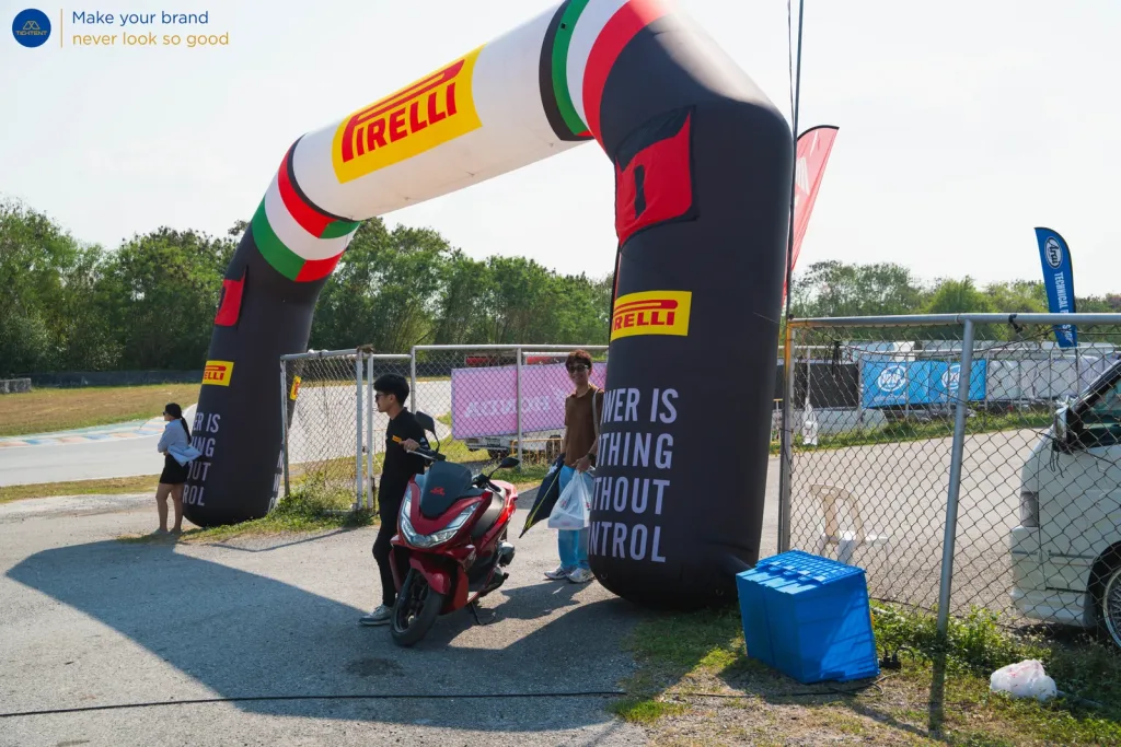 ซุ้มประตูเป่าลม Pirelli ข้างสนาม