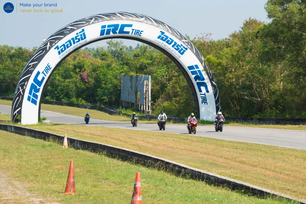 ซุ้มโค้งเป่าลม IRC Tire ริมสนาม ขณะรถวิ่งผ่าน