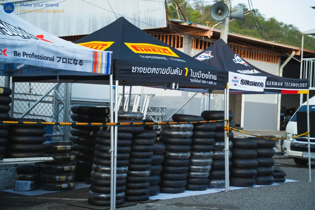 เต็นท์พับ Pirelli คลุมกองยางในโซนบริการ