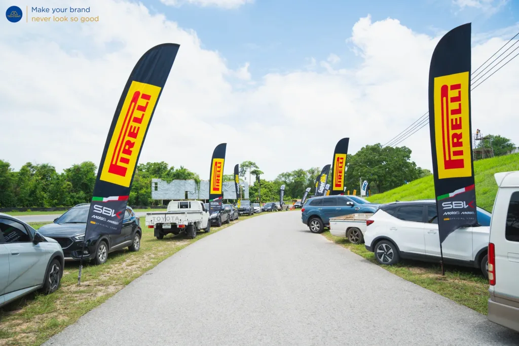 ธงปีกนก Pirelli เรียงสองข้างถนนทางเข้า