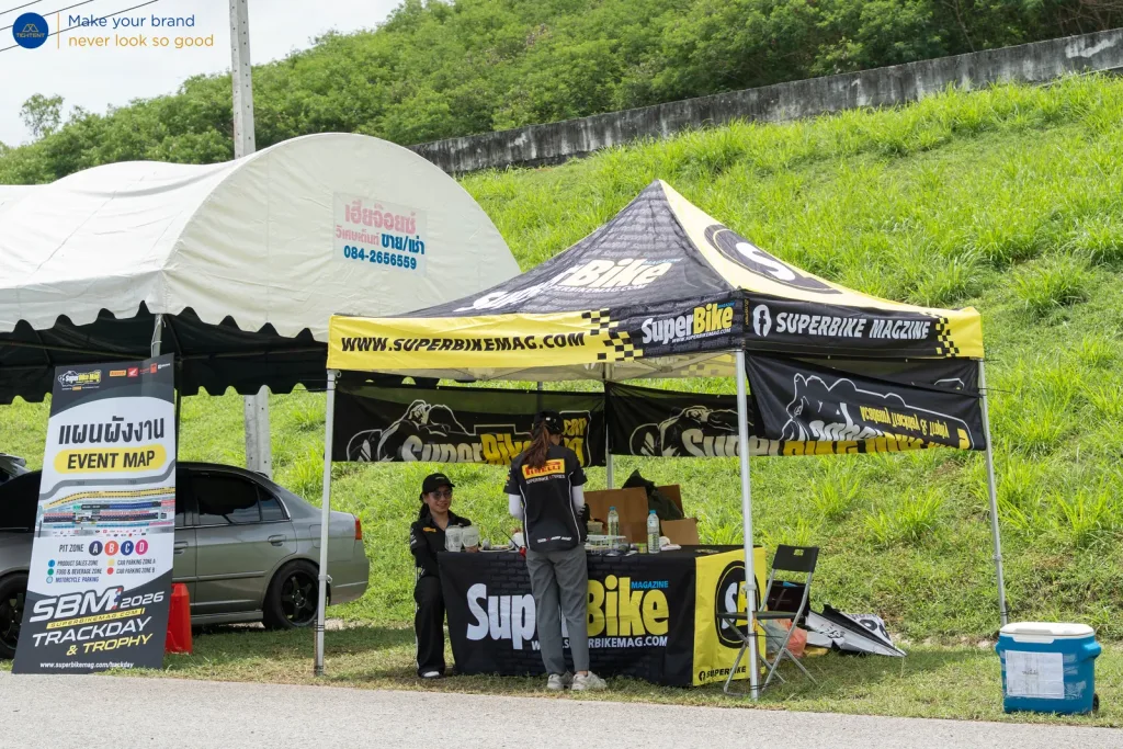 เต็นท์พับ SuperBike พร้อมโต๊ะหุ้มผ้าพิมพ์โลโก้และป้ายแผนผังงาน