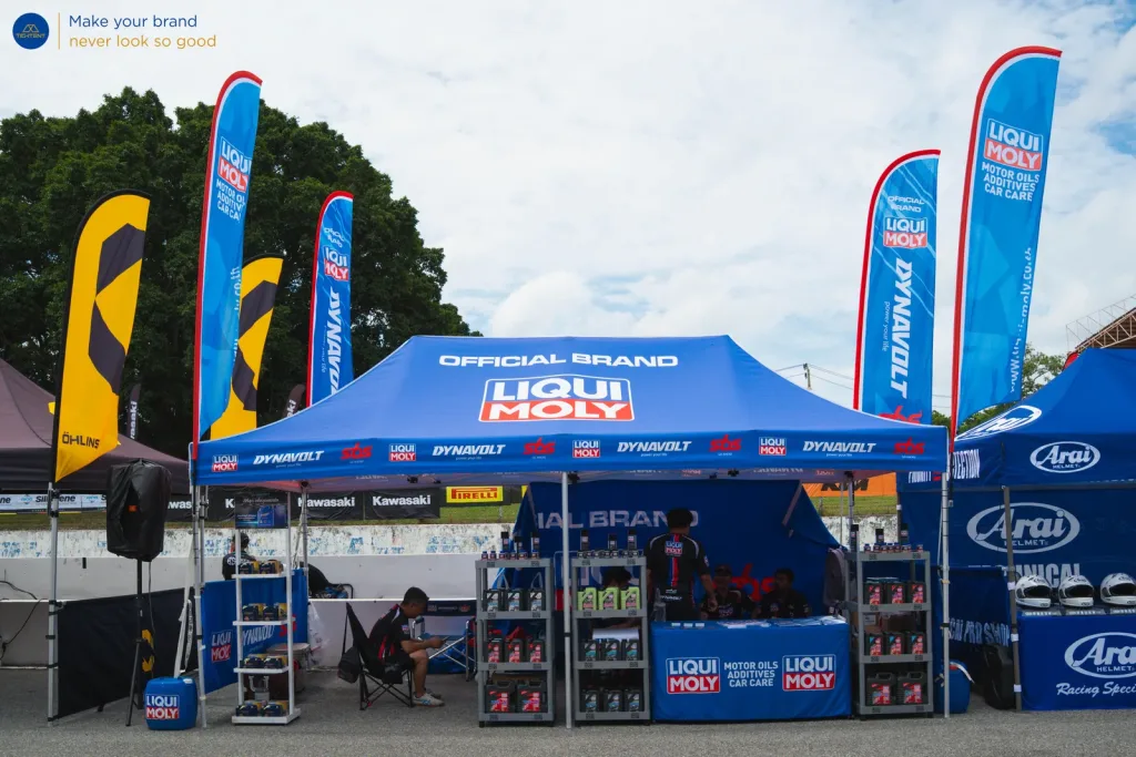 เต็นท์พับ Liqui Moly พร้อมผ้าคลุมโต๊ะและธงปีกนก